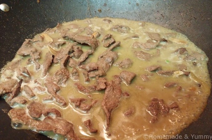 Return the cooked beef to the curry sauce.