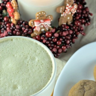 Festive Holiday Special Tea is a latte made with gingerbread tea and eggnog. Taste the flavours of the holidays in one drink!! | homemadeandyummy.com