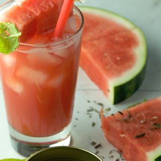 Watermelon Mint Refresher combines fresh watermelon juice with mint tea, to create a refreshing sugar free thirst quencher. Perfect for hot summer days! | homemadeandyummy.com