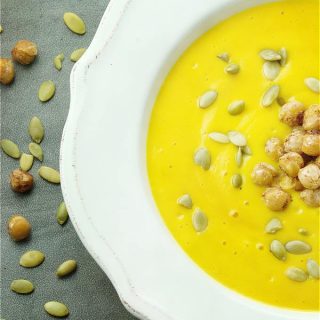 Easy Roasted Pumpkin Soup with cinnamon chickpeas. Made in the blender, but it tastes like you have been simmering it all day!! | homemadeandyummy.com