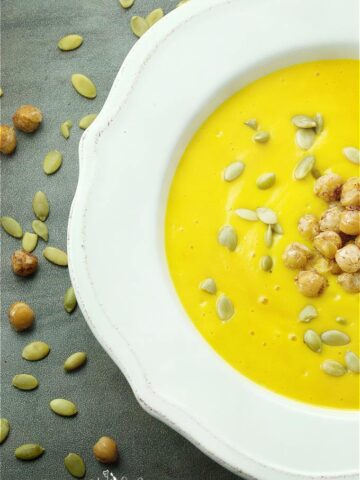 Easy Roasted Pumpkin Soup with cinnamon chickpeas. Made in the blender, but it tastes like you have been simmering it all day!! | homemadeandyummy.com