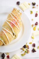 Quick & Easy Festive Holiday Croissants are perfect for weekend brunches. Filled with pistachios, cranberries and drizzled with white chocolate, they represent the colours of the holiday in taste and appearance. | homemadeandyummy.com