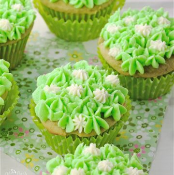 Need to make dessert, but don’t have a lot of time? This Easy Vanilla Green Tea Cupcakes From A Box recipe is here to help. | homemadeandyummy.com