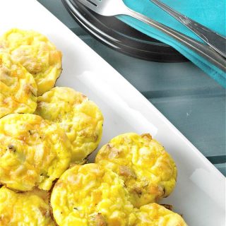 Freezer Friendly Egg Muffin Baked Omelette is great for breakfast, brunch or dinner. An easy way to feed a crowd. Freezer friendly means less work on busy days. | homemadeandyummy.com