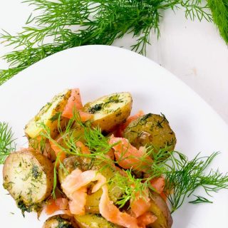 Warm Potato Salad with Dill & Smoked Salmon perfect for lunch or dinner. Potatoes covered in a warm dill dressing, topped with smoked salmon. Delicious. | homemadeandyummy.com