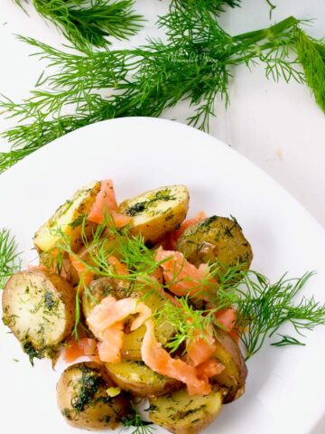 Warm Potato Salad with Dill & Smoked Salmon perfect for lunch or dinner. Potatoes covered in a warm dill dressing, topped with smoked salmon. Delicious. | homemadeandyummy.com