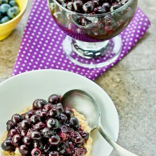 Roasted Blueberry Quinoa Breakfast Bowls are a healthy, nutritious and totally delicious way to get your morning stared. | homemadeandyummy.com