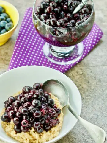 Roasted Blueberry Quinoa Breakfast Bowls are a healthy, nutritious and totally delicious way to get your morning stared. | homemadeandyummy.com