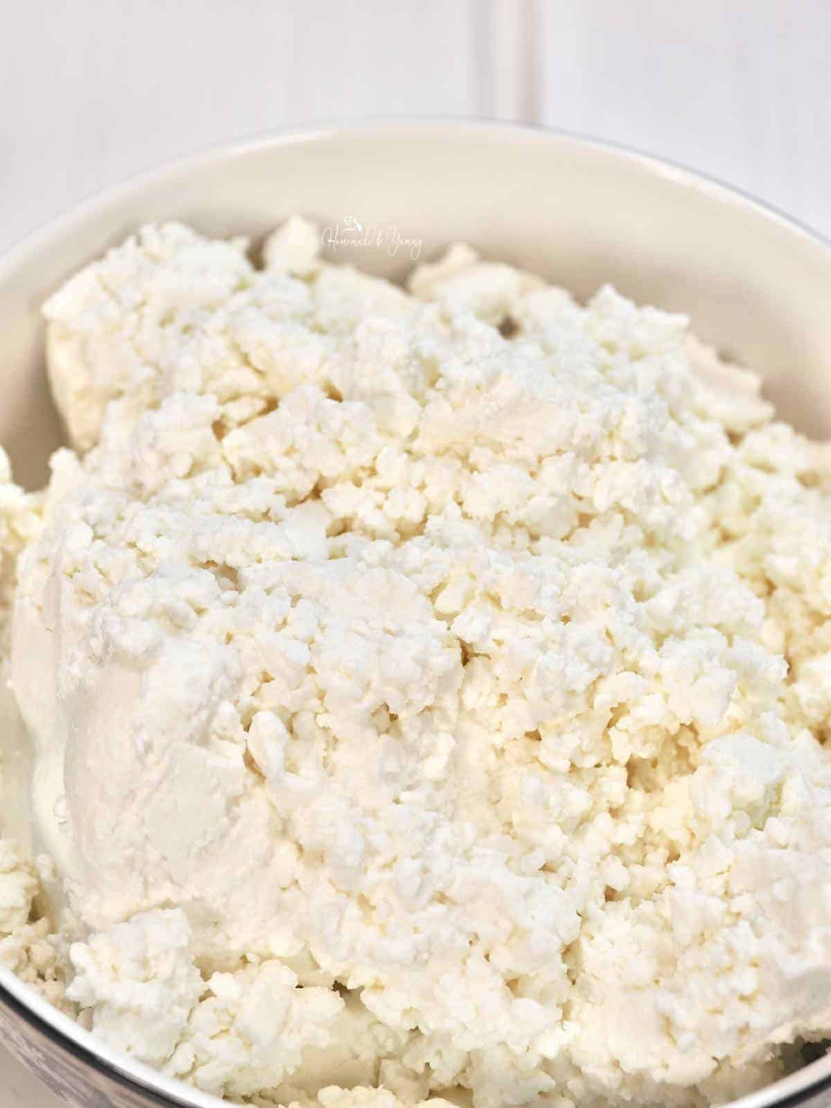 Dry cottage cheese in a bowl.