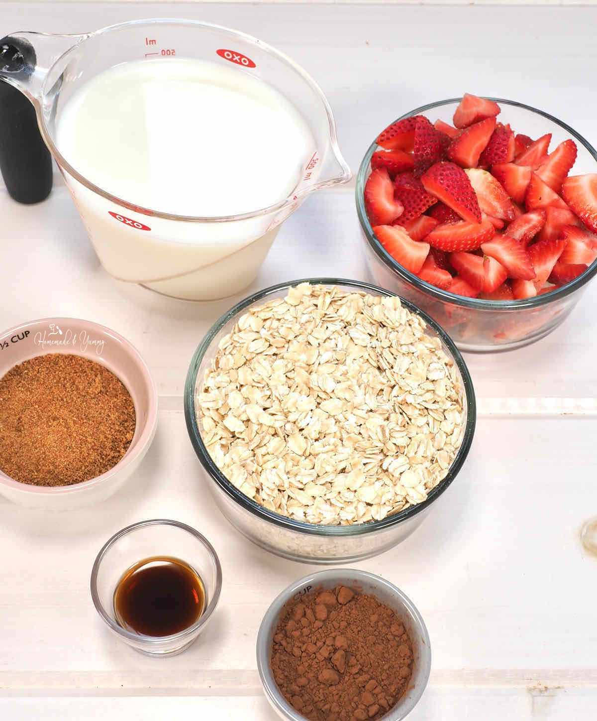 Ingredients needed to make chocolate and strawberry baked oats.