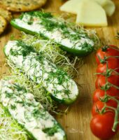 Cucumber appetizers with cream cheese and smoked salmon.