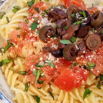 No-cook fresh tomato sauce for pasta.