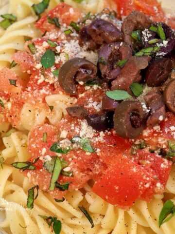 No-cook fresh tomato sauce for pasta.